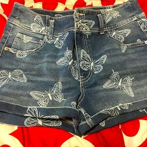 No boundaries butterfly print short shorts size 15 juniors, no defects.